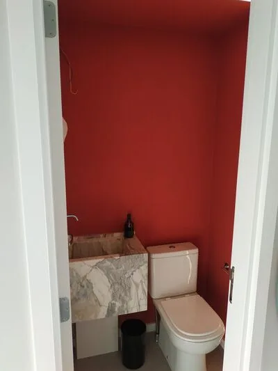 Studio no Paraíso: banheiro com parede vermelha