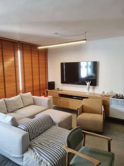 Higienópolis: sala com TV e estante