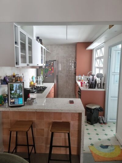 Higienópolis — bancada da cozinha com banquetas
