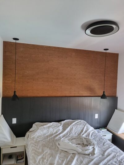 Mooca — quarto com cabeceira em madeira
