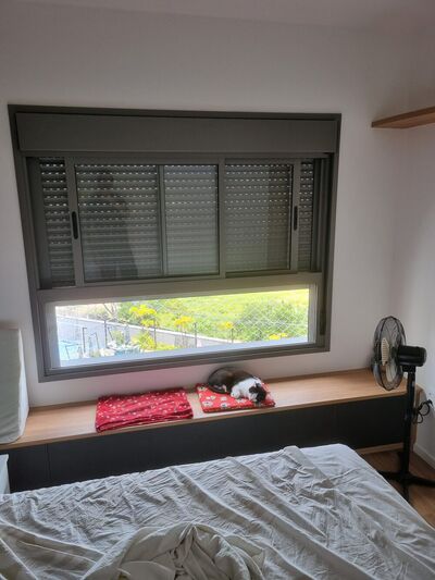 Mooca — quarto com banco junto à janela