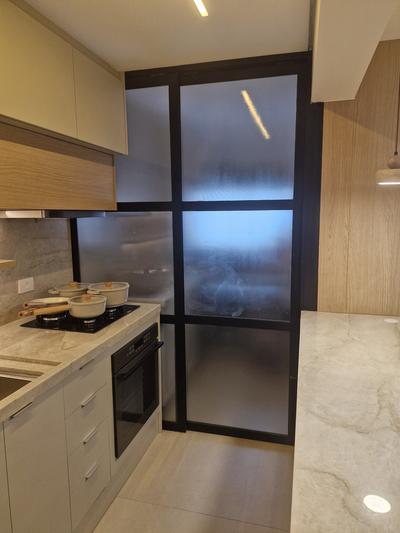 Morumbi — cozinha integrada com marcenaria escura