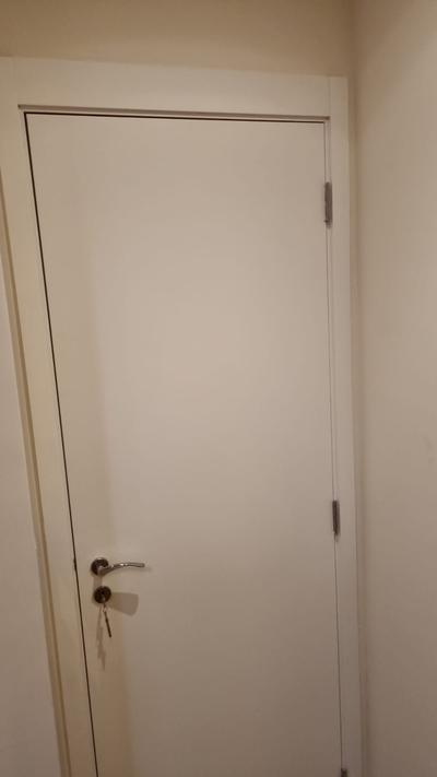 Morumbi — quarto com janela e piso em madeira