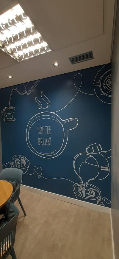 Paulista — sala com mural azul temático