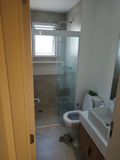 Apartamento Pinheiros: sala morada ângulo alternativo
