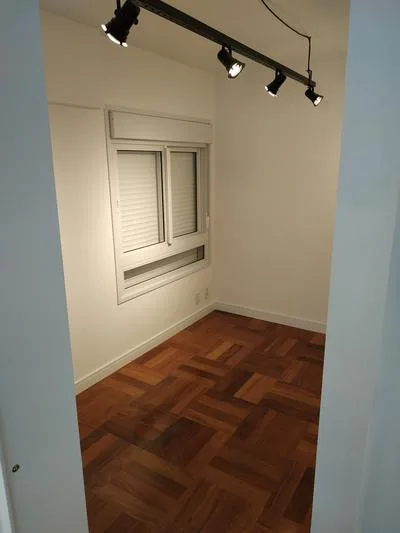 Pinheiros: sala com sofá
