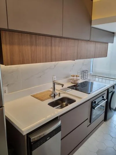 Studio Pinheiros: cozinha com ilha integrada