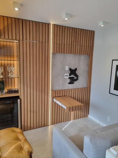 Studio Pinheiros — detalhe de marcenaria e iluminação